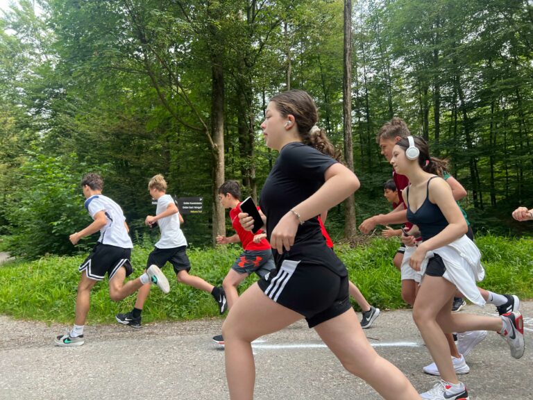 Schülerinnen und Schüler beim Lauf am Sommersporttag