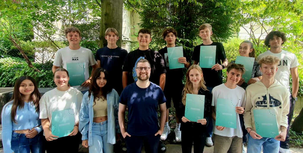 Gruppenbild: Schülerinnen und Schüler mit ihren LernCenter-Mappen
