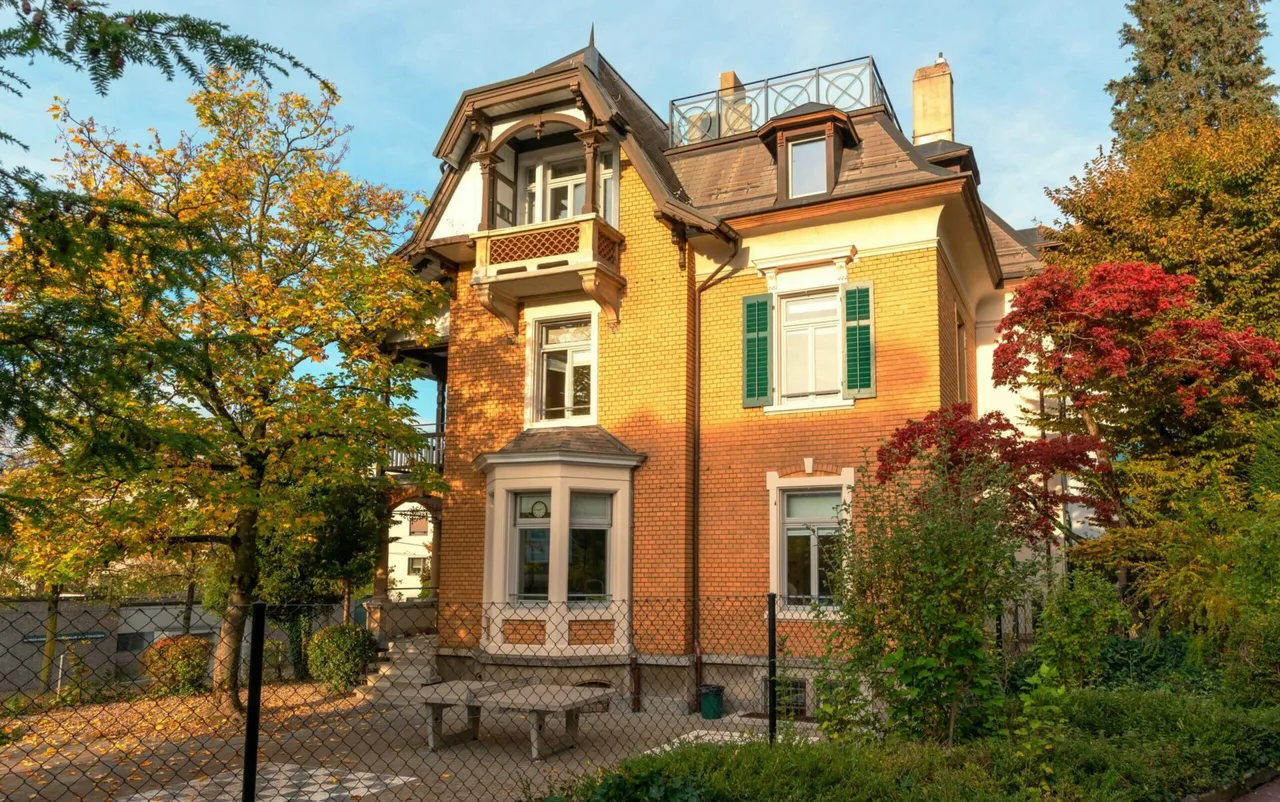 Die historische Villa des LernCenters von aussen